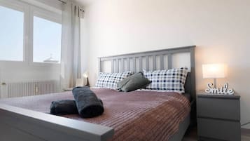 1 slaapkamer, een bureau, een strijkplank/strijkijzer, wifi