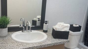 Toallas y papel higiénico