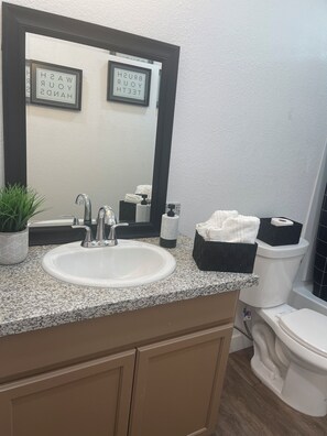 Toallas y papel higiénico