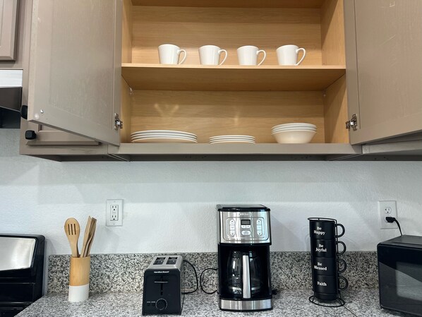 Køleskab, mikrobølgeovn, ovn, kogeplade