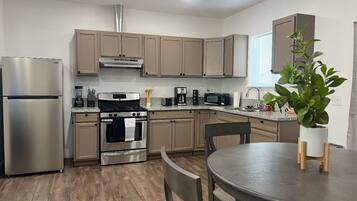 Frigorífico, microondas, horno y placa de cocina