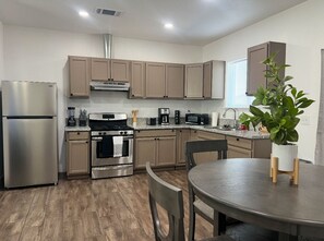 Køleskab, mikrobølgeovn, ovn, kogeplade