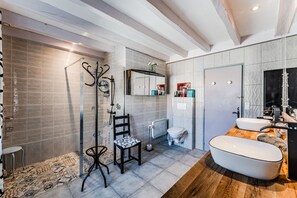 Shower, hair dryer, towels - Villa Zaphira with Heated Pool (Gujan-Mestras)