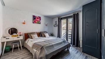 4 bedrooms, iron/ironing board, WiFi, bed sheets