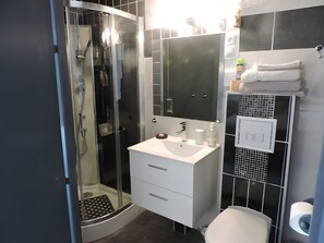 Douche, sèche-cheveux, serviettes fournies