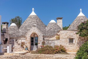 Exterior - Trullo Terra Dolce - Four Bedroom Villa, Sleeps 8 (Ostuni)
