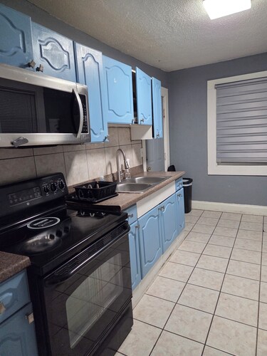 Charming 2-bedroom cottage in Charlotte. Pet friendly and high speed WiFi