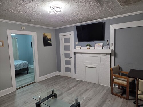 Charming 2-bedroom cottage in Charlotte. Pet friendly and high speed WiFi