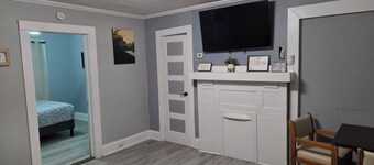 Charming 2-bedroom cottage in Charlotte. Pet friendly and high speed WiFi