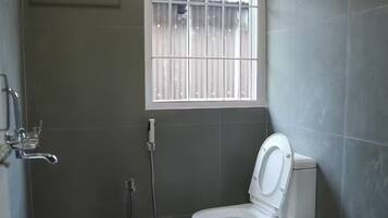 Dutxa, assecador de cabells, tovalloles i sabó