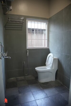 Chuveiro, secador de cabelo, toalhas de banho, sabonete