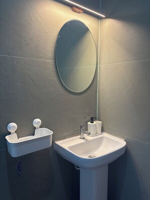 Een douche, een haardroger, handdoeken, zeep