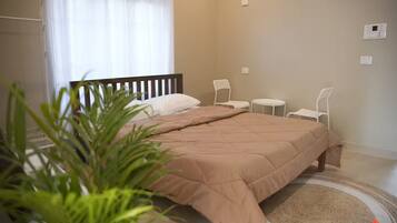 Planxa i posts de planxar, wifi i roba de llit