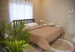 Een strijkplank/strijkijzer, wifi, beddengoed