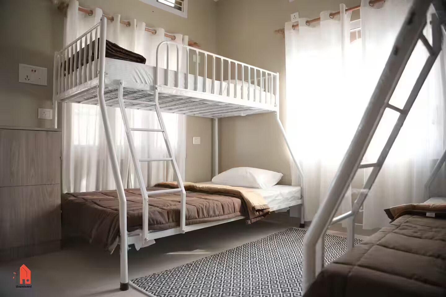 Tabla de planchar con plancha, wifi, ropa de cama