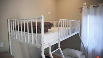 Tabla de planchar con plancha, wifi y ropa de cama