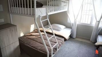 Een strijkplank/strijkijzer, wifi, beddengoed