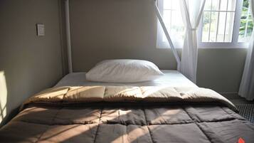 Een strijkplank/strijkijzer, wifi, beddengoed