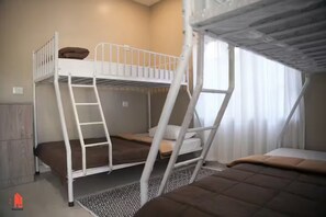 Een strijkplank/strijkijzer, wifi, beddengoed