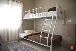 Een strijkplank/strijkijzer, wifi, beddengoed