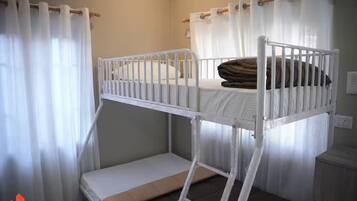 Planxa i posts de planxar, wifi i roba de llit