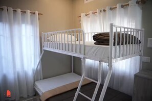 Een strijkplank/strijkijzer, wifi, beddengoed