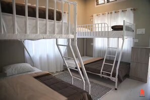 Een strijkplank/strijkijzer, wifi, beddengoed