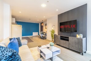 Living area - Stylish Apartment | Long Stays | Parking | Close to Birmingham | Pool Table (Birmingham)