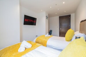 Iron/ironing board, Internet, bed sheets - Stylish Apartment | Long Stays | Parking | Close to Birmingham | Pool Table (Birmingham)