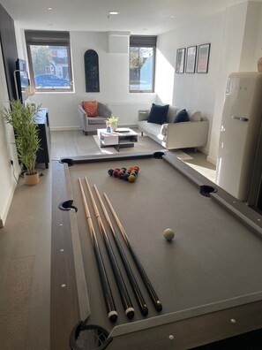 Games room - Stylish Apartment | Long Stays | Parking | Close to Birmingham | Pool Table (Birmingham)