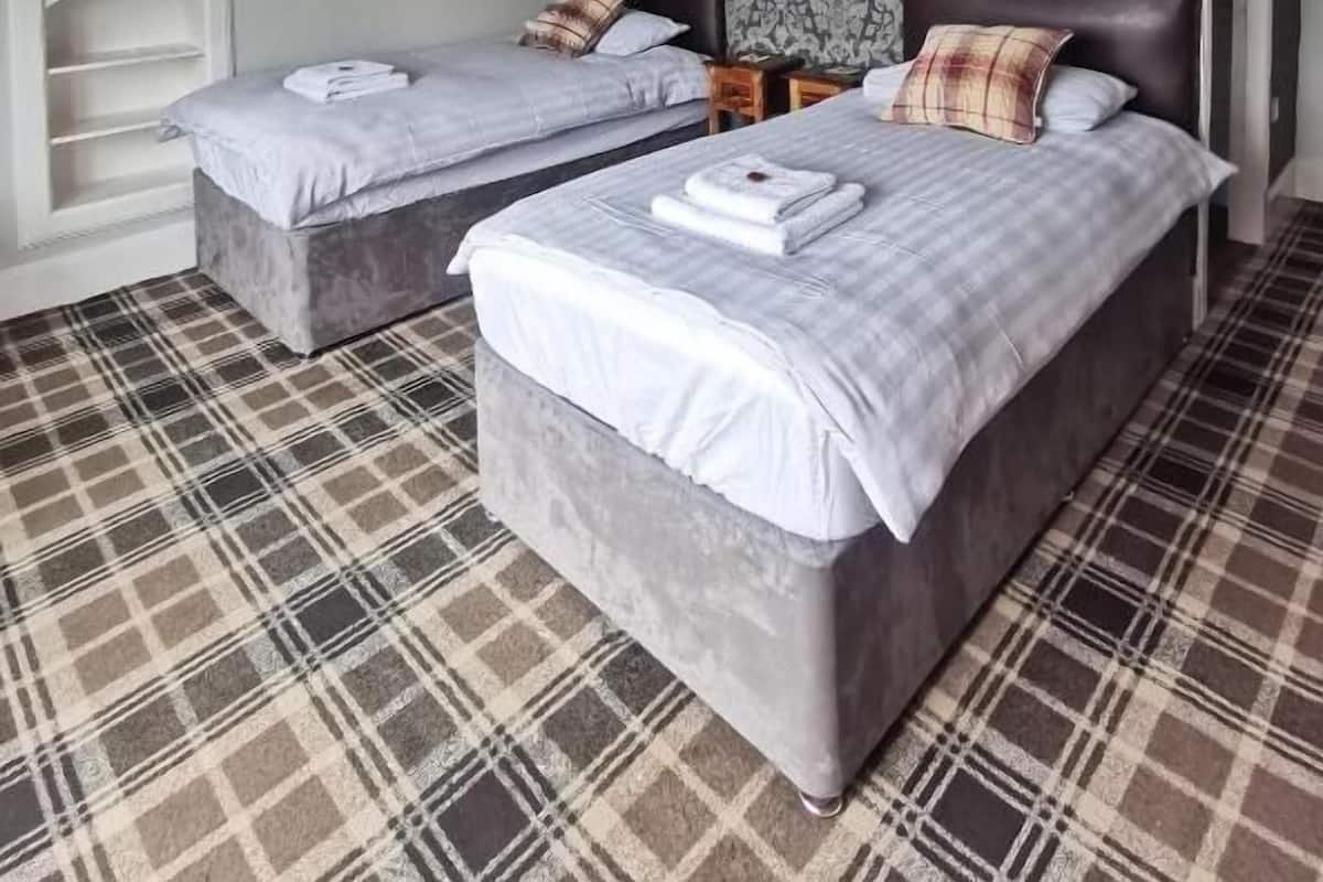 Habitación Deluxe con 1 cama matrimonial o 2 individuales, vista a la montaña | Caja de seguridad en la habitación y tabla de planchar con plancha