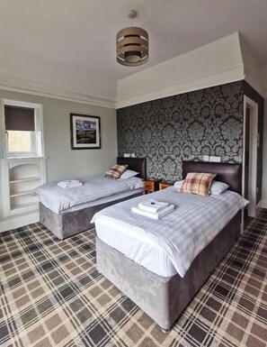 Deluxe kamer, 1 twee- of 2 eenpersoonsbedden, uitzicht op bergen | Een kluis op de kamer, een strijkplank/strijkijzer, gratis wifi