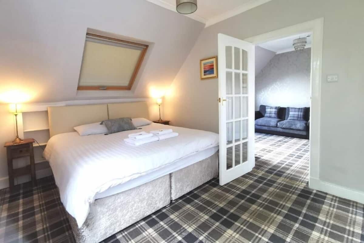 Habitación superior con 1 cama matrimonial o 2 individuales, vista a la montaña | Caja de seguridad en la habitación y tabla de planchar con plancha