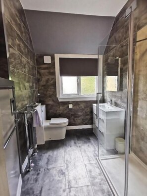 Deluxe tweepersoonskamer, uitzicht op tuin | Badkamer