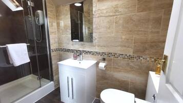 Superior Double or Twin Room, Mountain View | Bathroom