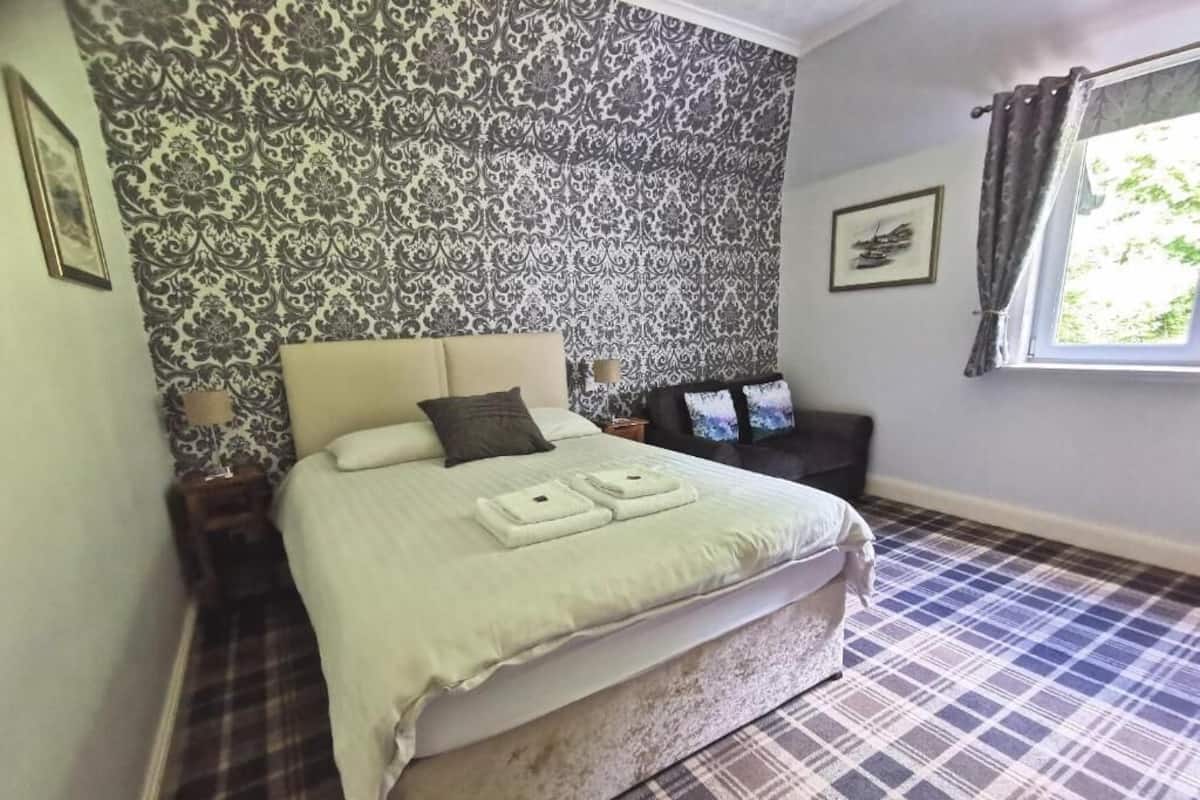 Habitación doble Deluxe, vista al jardín | Caja de seguridad en la habitación y tabla de planchar con plancha