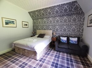 Deluxe Double Room, Garden View | In-room safe, iron/ironing board, free WiFi - The Knowe Guest House (Callander)