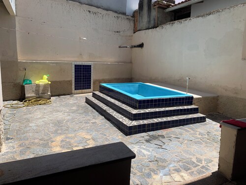 House on the beach in the center of Marataízes, with a small pool, pets allowed.