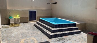 House on the beach in the center of Marataízes, with a small pool, pets allowed.