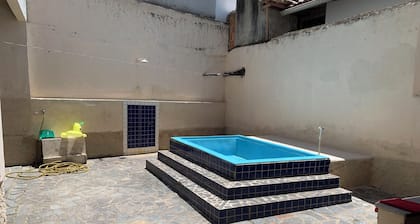 House on the beach in the center of Marataízes, with a small pool, pets allowed.