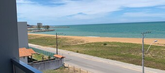 House on the beach in the center of Marataízes, with a small pool, pets allowed.