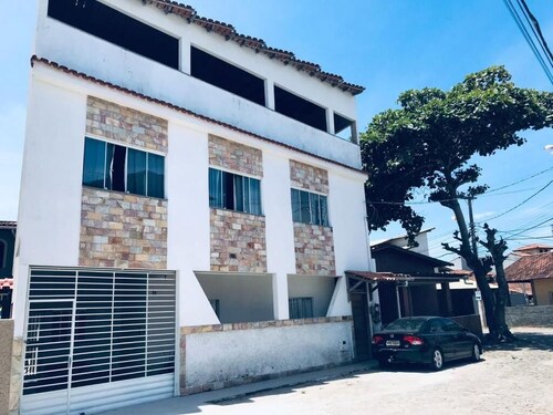 House on the beach in the center of Marataízes, with a small pool, pets allowed.
