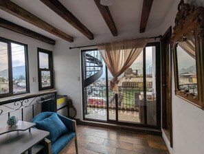 Apartemen Deluks, balkon, pemandangan gunung | Eksterior