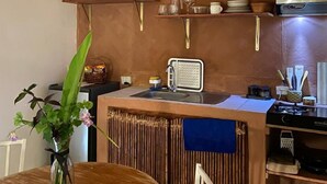 舒適樓中樓客房, 花園景觀 | 私人廚房 | 鍋具/餐盤/廚房用品