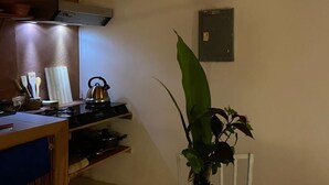 舒適樓中樓客房, 花園景觀 | 私人廚房 | 鍋具/餐盤/廚房用品