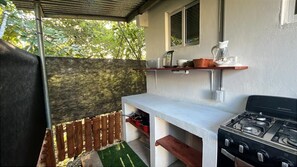 Chambre Confort, véranda, vue jardin | Cuisine privée | Plaque de cuisson, lave-vaisselle