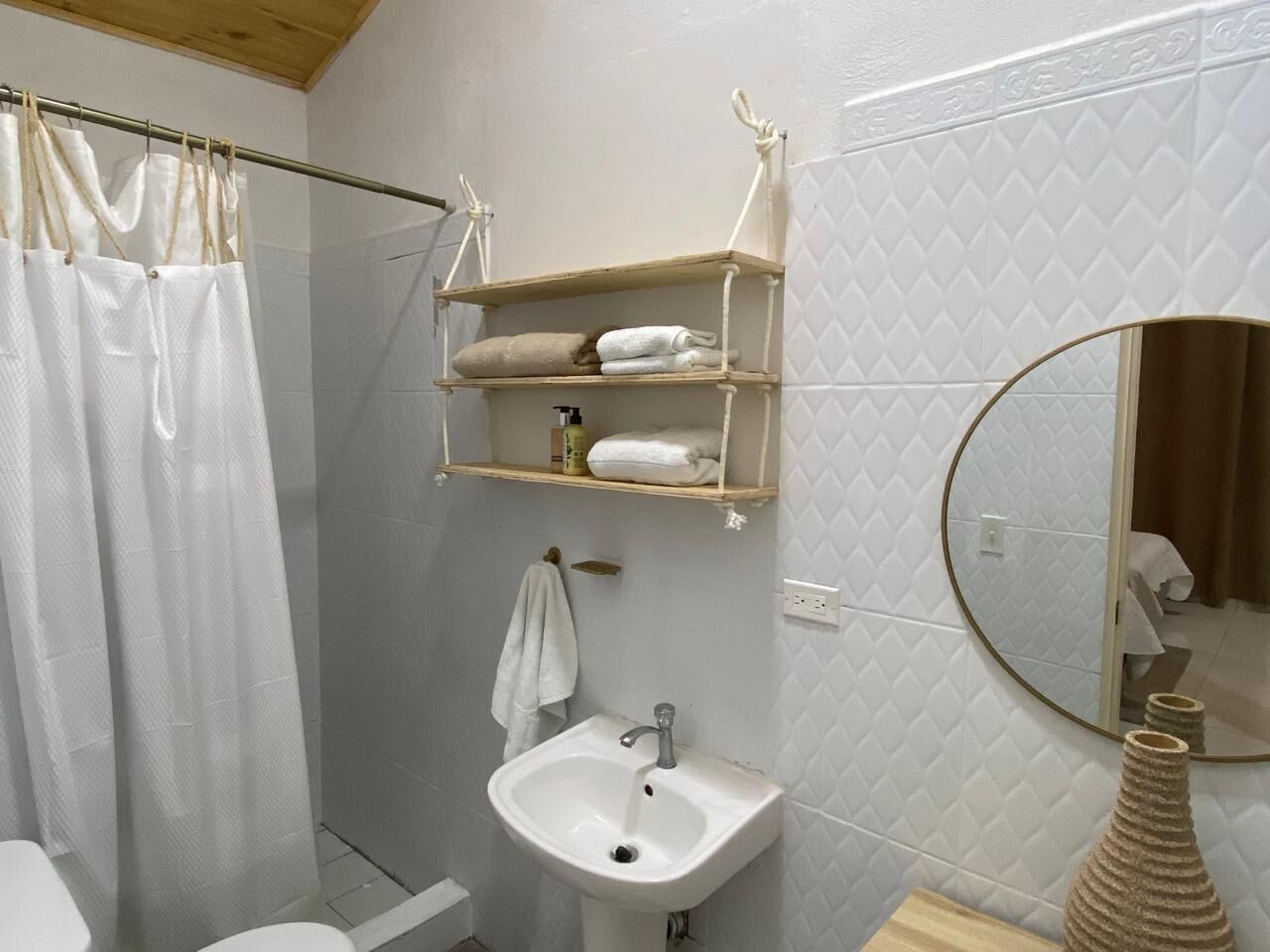 Comfort-loftsværelse - udsigt til have | Badeværelse | Bruser, håndklæder, Sæbe, Shampoo