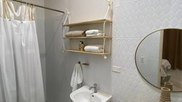 Comfort-Loft, Gartenblick | Badezimmer | Dusche, Handtücher, Seife, Shampoo