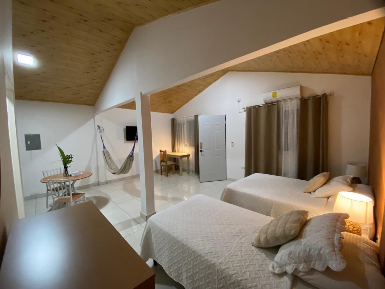 Loft Comfort - utsikt mot trädgården | Skrivbord och gratis wi-fi