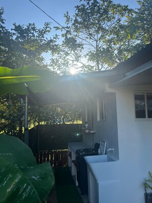 Comfort Room, Penyaman udara, Garden View | Dapur peribadi | Alat memasak/pinggan mangkuk/perkakas dapur 